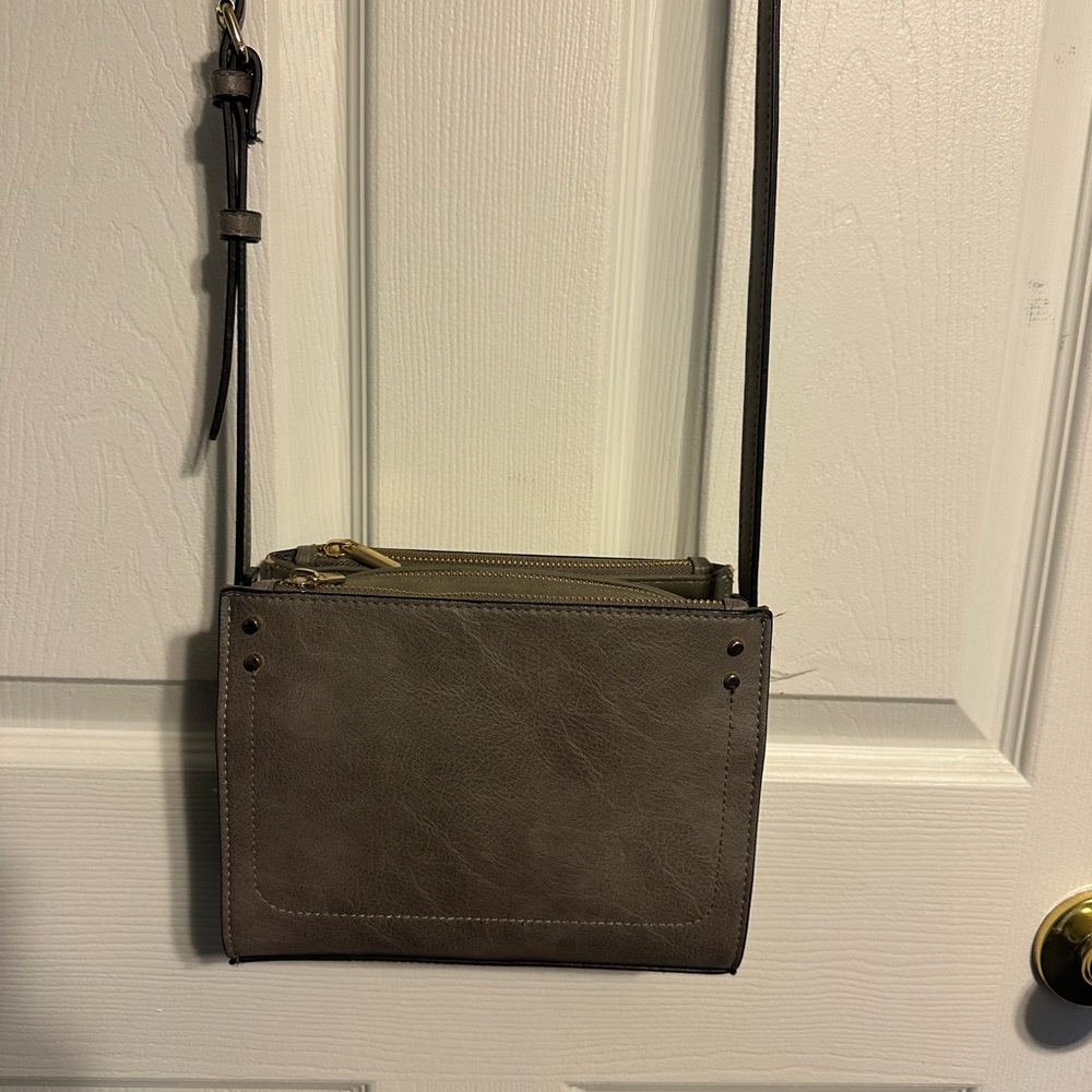Grey crossbody bag with zipper closure and adjustable strap #crossbodybag